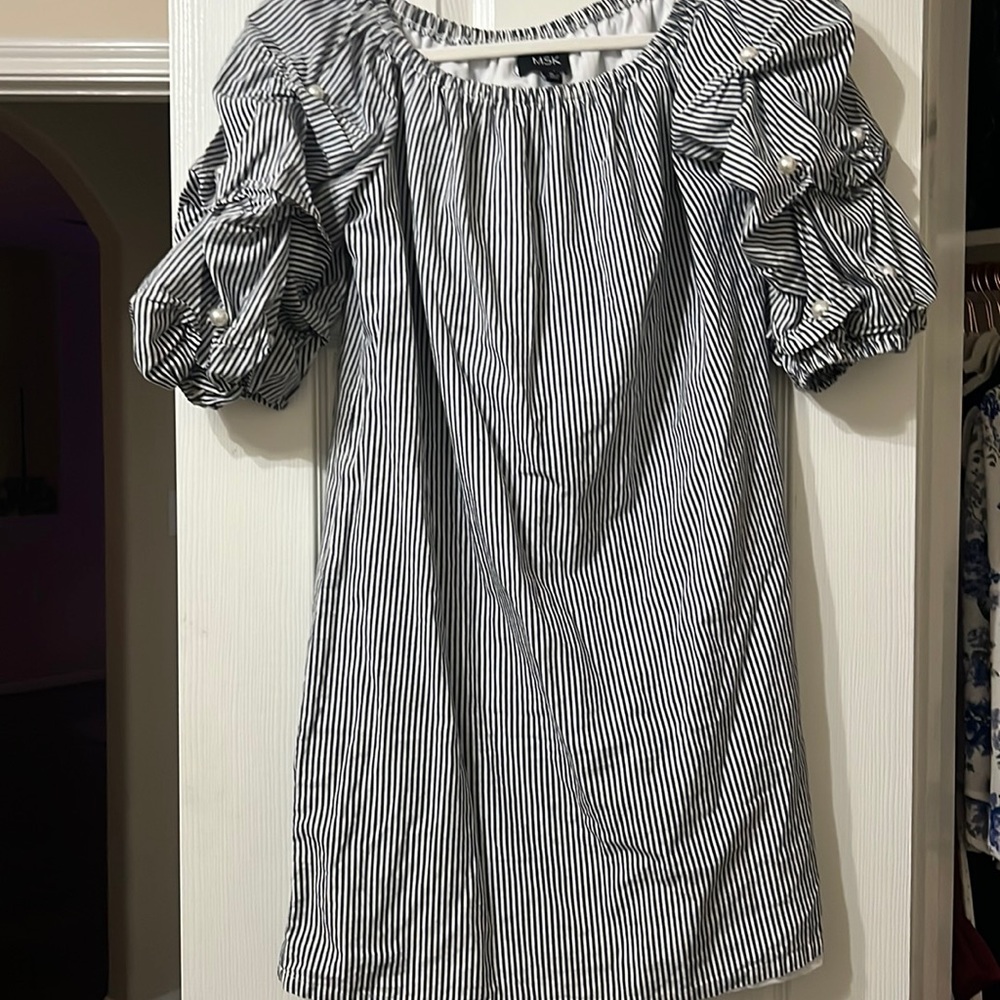 Mini dress with pearl